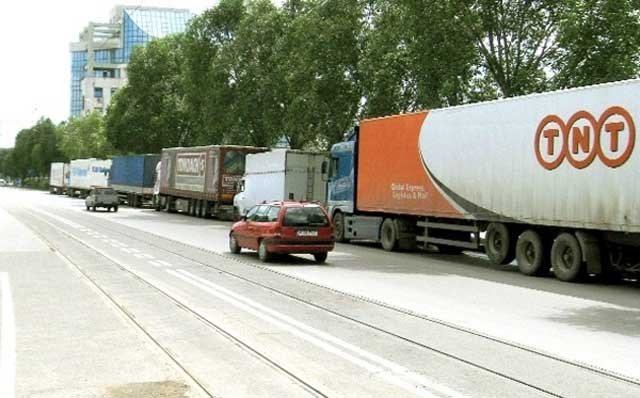DEZBATERE PUBLICĂ: Traficul greu, interzis în oraş. Un nou regulament de circulaţie pe raza Iaşului