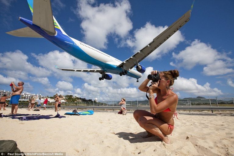 Plaja cu adrenalina in Caraibe. Locul in care avioanele aproape ca ating capetele turistilor (VIDEO&FOTO))
