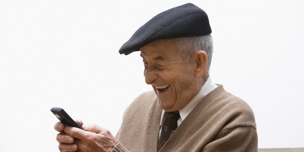 Cercetătorii demontează mitul „demenţei digitale”: Tehnologia ar putea proteja sănătatea cognitivă la vârstnici