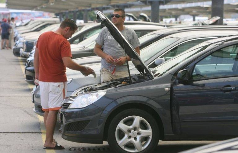 Vă gândiți să vă cumpărați o mașină mai veche de 5 ani? Riscul de a plăti vânzătorului peste valoarea reală este mare. Iată pericolele!
