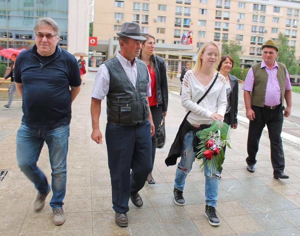  EXCLUSIV: O întâlnire care îţi rupe inima. La 20 de ani a primit un dar curajos: părinţii biologici