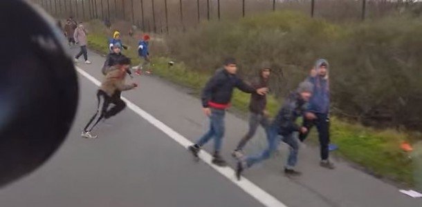 VIDEO Imagini halucinante în Franţa. Un şofer de TIR întră într-un grup de imigranţi