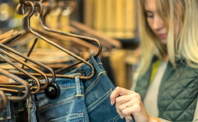 Prinsă furând blugi dintr-un magazin din Centru, o ieșeancă a dar vina pe soț. A ieșit cu scandal mare, s-a terminat cu condamnări