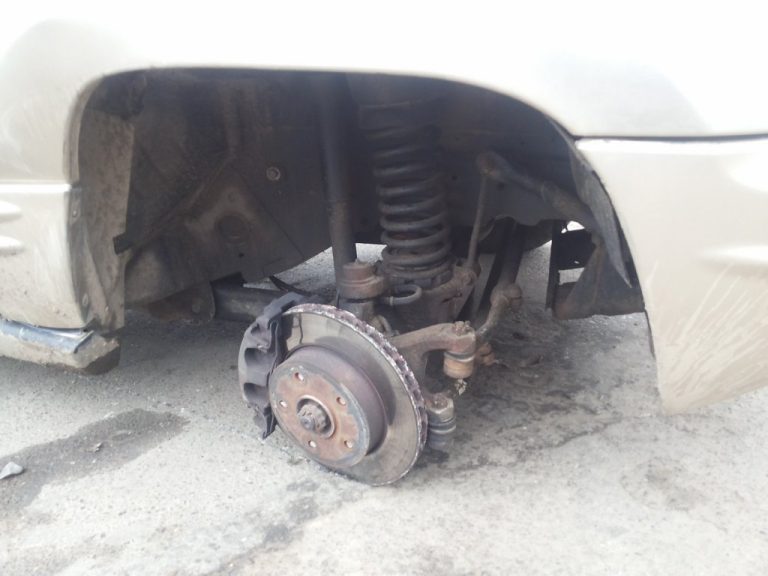 Pățania de pomină a unui șofer ieșean care și-a rupt roțile de pe dreapta într-o groapă de un metru, pe drumul spre Vaslui