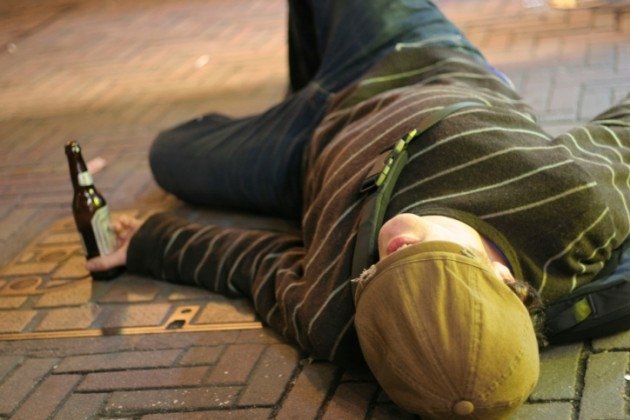  Student picat inconştient de la băutură după ce a ieşit din bar, prădat de un puşti