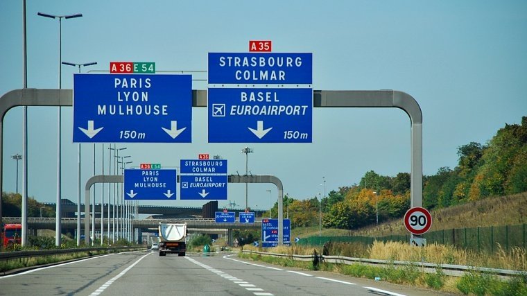 Un bărbat a sunat panicat la poliție să anunțe că și-a uitat soția într-o parcare de pe autostradă. Acesta nu mai știa unde s-a oprit și nici când anume