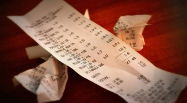 Doi puști, pălmuiți de patronul unei francize „La Băcănie” pentru că au cerut bon fiscal. Judecătorii l-au iertat fiind suferind