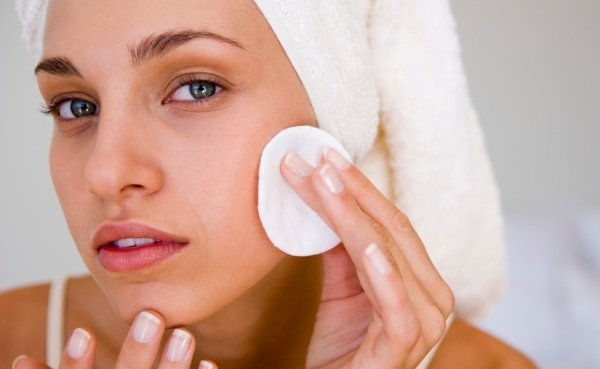  Medic dermatolog: Degeaba avem o rutină de skin care e extrem de bine pusă la punct dacă dormim patru ore, bem două pahare de apă pe zi, consumăm alcool şi fumăm