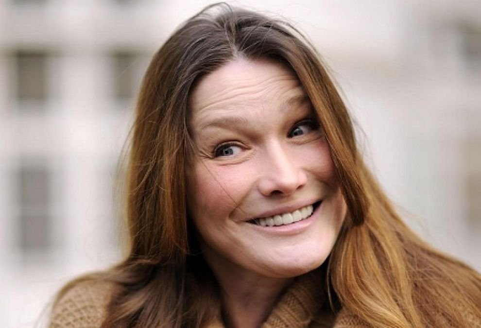  Când și cum a aflat Carla Bruni că bărbatul care a crescut-o nu este tatăl ei