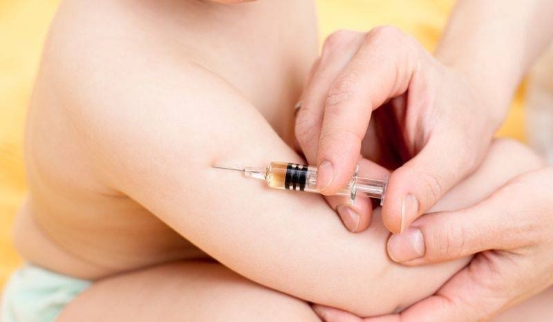 Vaccinul pentru bebeluşi, care lipseşte la Iaşi de 2 luni, vine abia în iunie