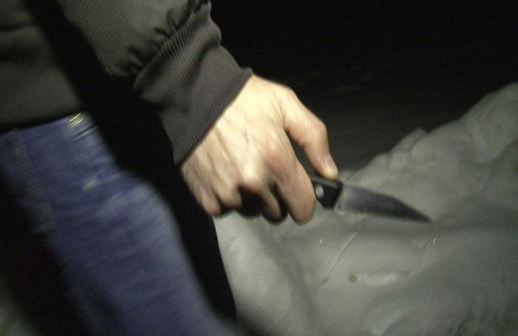  Tânărul care a înjunghiat un adolescent aseară, luat cu Ambulanța de la Poliție