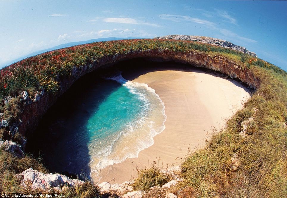 Idei pentru o vacanţă exotică: Cel mai frumos crater creat de o bombă sau