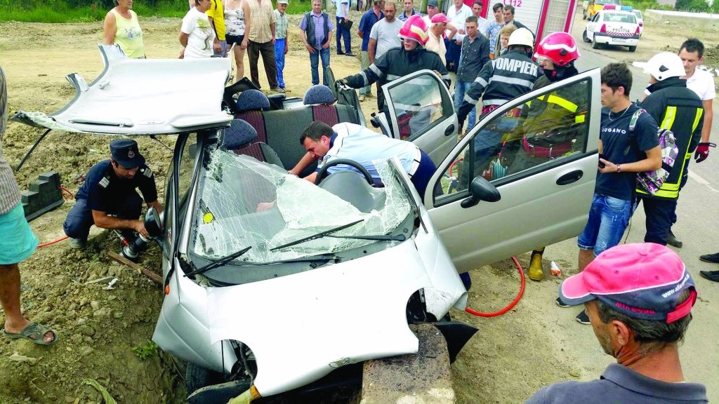  IMAGINI: Tânără încarcerată după ce a intrat cu Matizul într-un cap de pod