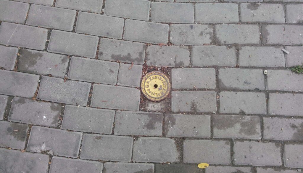  O lucrare realizată la trotuarul din fața casei a ajuns să-i bântuie pe moștenitorii unei locuințe din Centrul Civic