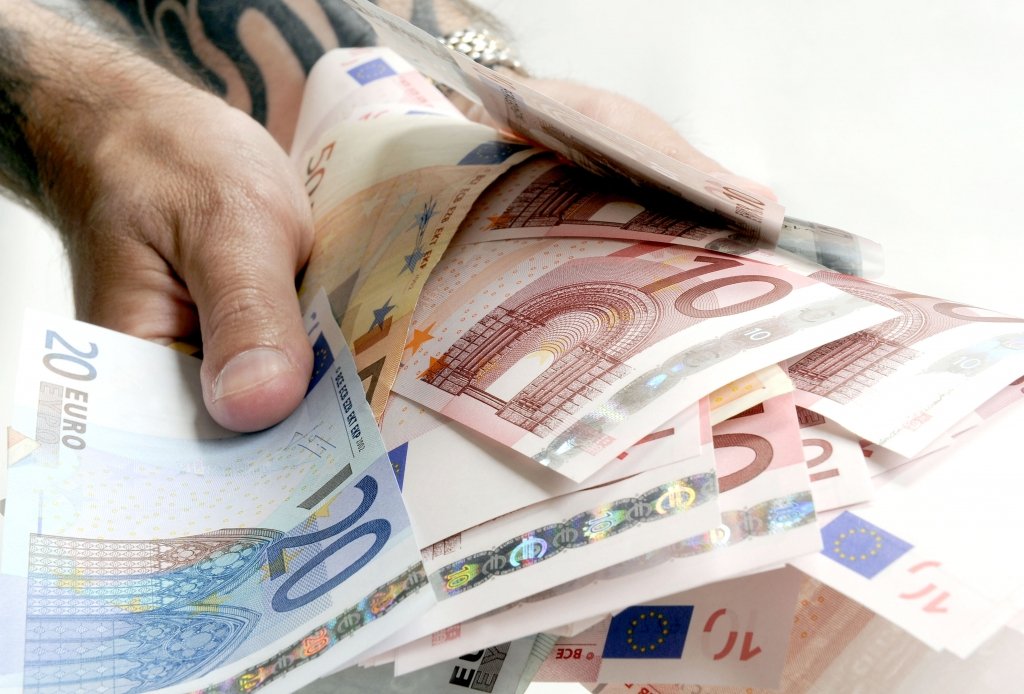  Prejudiciu de şapte milioane de lei din comerţul de maşini