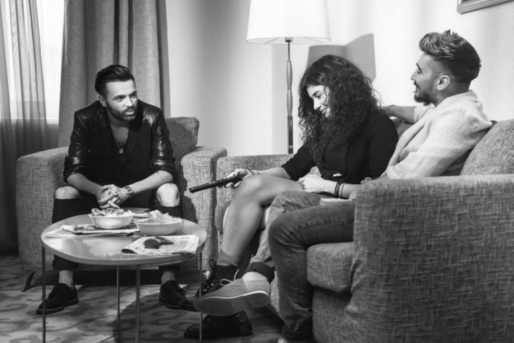  VIDEO:  Baietii din trupa Last Night impart aceeasi femeie