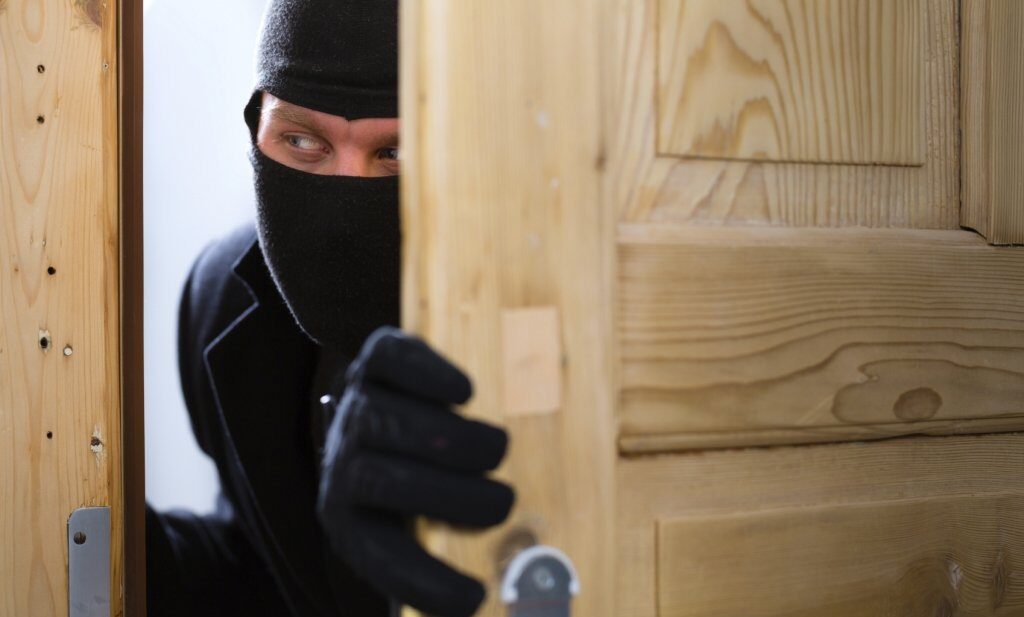 Hoțul din Iași care s-a întâlnit pe hol cu victima furată. Trei apartamente sparte, trei ani de pușcărie