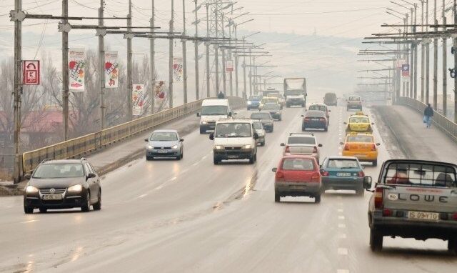 Noi reguli și chiar sensuri unice pentru șoferii ce vin sau pleacă spre Bucium, după ce pasarela se va închide. De ce a crescut devizul lucrării