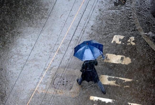 Vânt puternic, ploi şi o nouă răcire a vremii, până sâmbătă, în cea mai mare parte a ţării