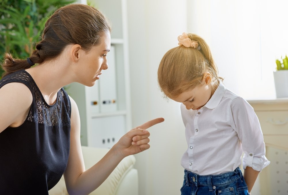 „Mama strigă la mine pentru că sunt un copil rău”. Cine acceptă mai ușor la maturitate relații toxice, dominatoare, abuzive?