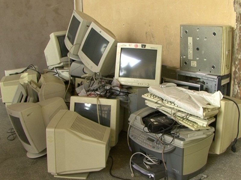  S-a ales praful de calculatoarele din școli pentru care Fenechiu a luat o șpagă record