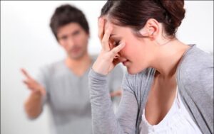 Adevărată „telenovelă” la Vaslui: O profesoară de sport s-a îndrăgostit de o elevă. Soțul a descoperit „idila” și a vrut să se răzbune