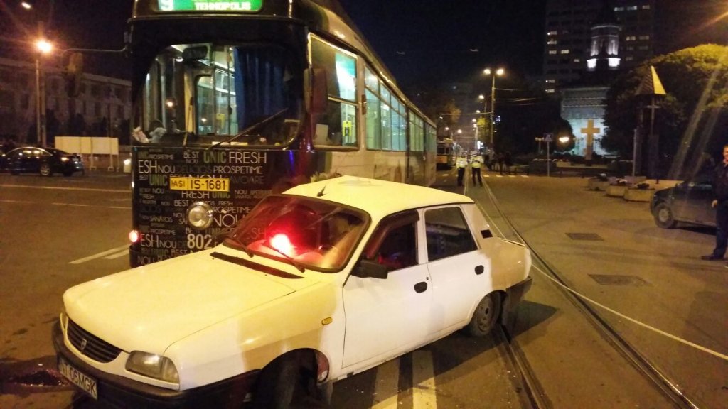  223337_144161_stiri_accident-in-fata-palatului-culturii-iasi-3