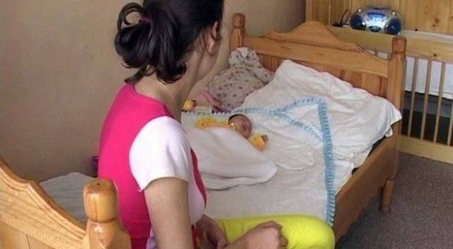 La 17 ani, cu doi copii acasă, și-a pus sterilet. 13 minore însărcinate într-o singură lună la Iași. Medic: „Numărul lor este în scădere”