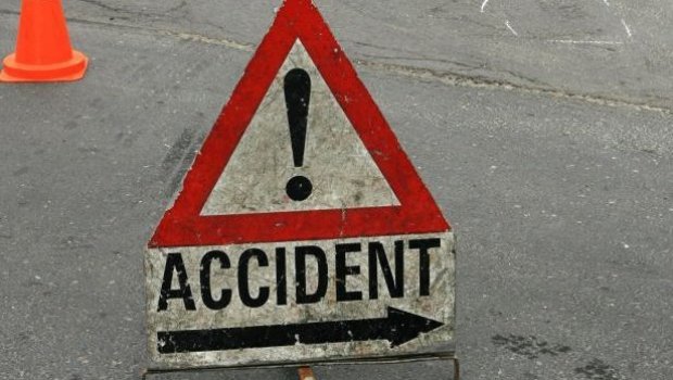Trafic oprit între Galaţi şi Tecuci după ce un camion s-a răsturnat, iar pe carosabil s-a scurs combustibil