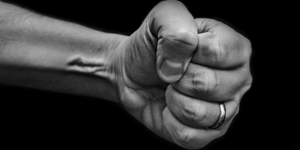 Amendă de 10.000 lei dată unui ieșean care a spart arcada unui bărbat, la o altercație. Minciuna l-a „ars” cel mai tare