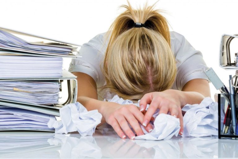 BURNOUT: Cum recunoşti sindromul muncii în exces?