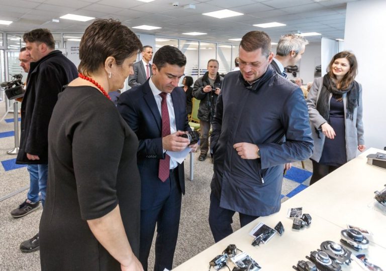 Cum le-a „tăiat” Trump salariile angajaților unei firme din Iași. Compania are contracte cu Porsche și Mercedes
