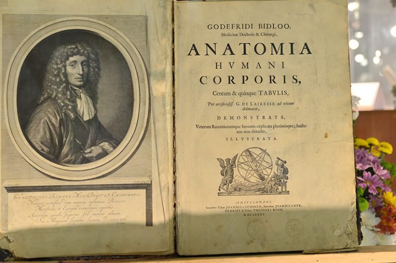  Atlas de anatomie unic în ţară descoperit la UMF. Sunt 100 de exemplare în lume