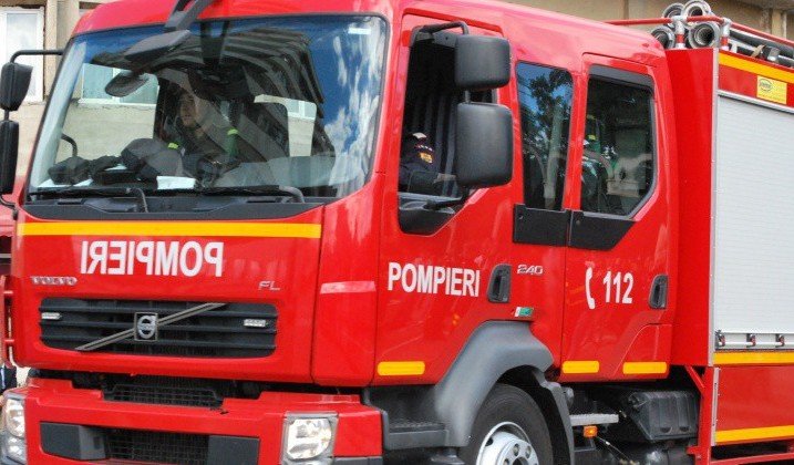  Incendiu violent într-un bloc din Timișoara. 80 de locatari au fost evacuaţi. De la ce ar fi pornit
