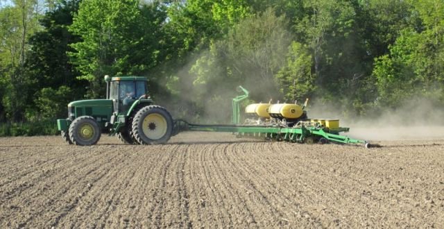 Subvențiile pentru motorina agricolă au fost plătite incomplet. Nemulțumiri ale fermierilor ieșeni