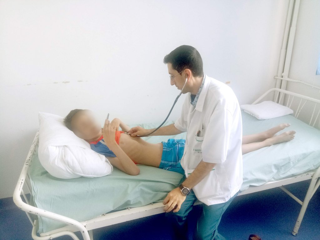  Un copil se stinge în spital. Mama refuză operația, crezând că-i vor lua organele