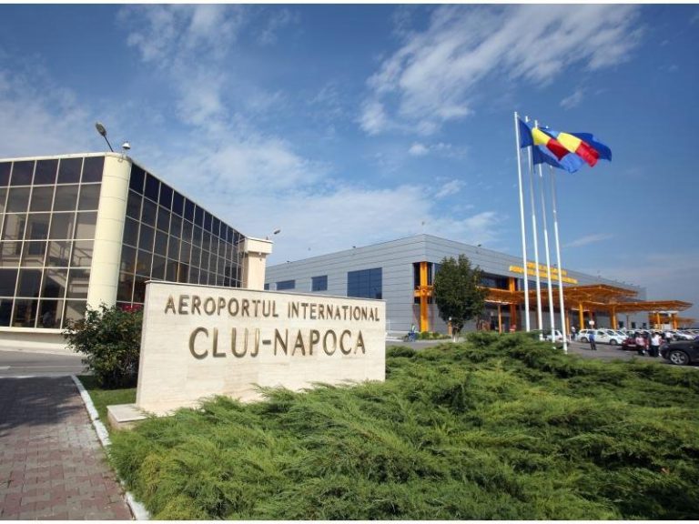 VIDEO Planul Roșu de Intervenție a fost activat pe Aeroportul din Cluj, după ce un avion a aterizat de urgență din cauza unei defecțiuni la fuzelaj