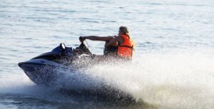 Tragedie evitată la limtă în apele Dunării. Doi copii, loviţi de un ski-jet condus de un bărbat care consumase alcool