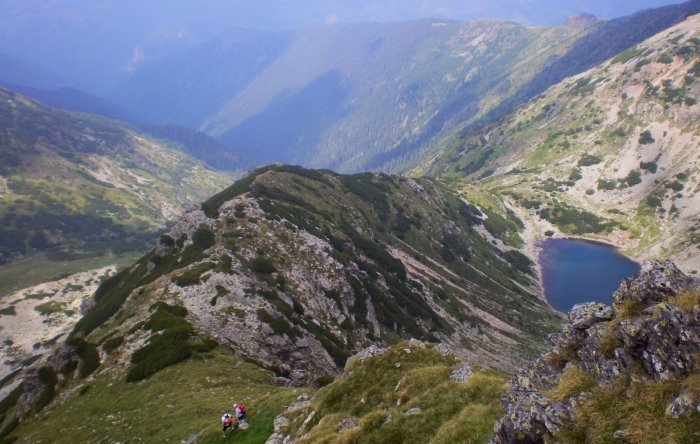 Turişti echipaţi necorespunzător şi aflaţi pe un traseu nemarcat din Parângul Mare, salvaţi cu ajutorul unui elicopter SMURD/ O persoană accidentată şi alta epuizată şi hipotermică