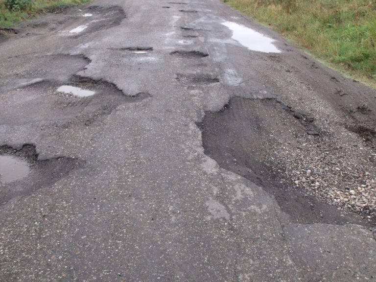 Direcția Județeană de Drumuri, amendată din cauza stării jalnice a DJ 208R pod Șcheia – Mircești. Instituția a dat vina pe CJ Iași