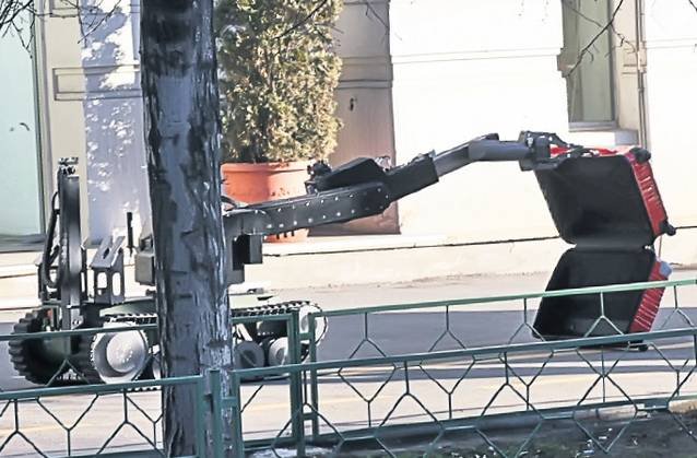  Troler roz „anihilat” de polițiști în Tătărași după ce a fost examinat și cu un câine