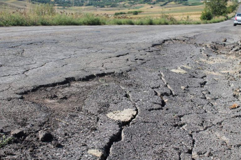 Groapa care a distrus două roți, în aprilie - Direcția de Drumuri și Poduri a adus gerul în apărare, la procesul cu un șofer