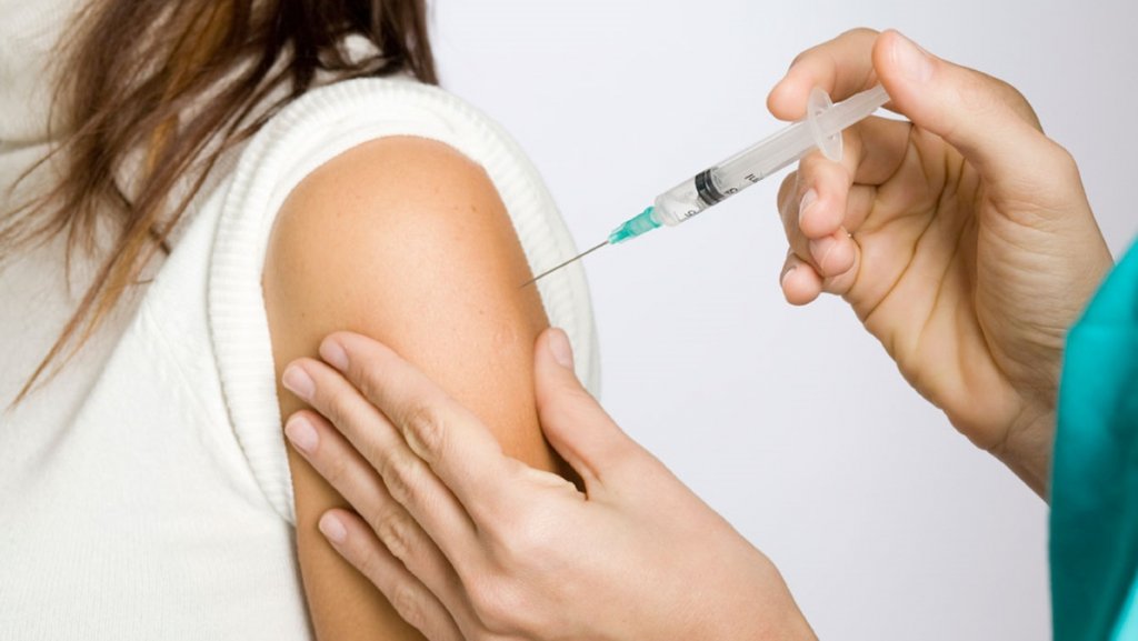 S-a promulgat legea care exinde vaccinarea gratuită anti-HPV la fete și băieți până la 26 de ani
