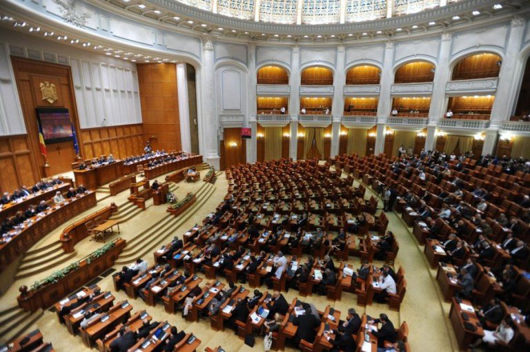 De unde vor fi tăiate cele 240 de posturi de la Camera Deputaților: angajații care au ajuns sau depășit vârsta de pensionare, cei care cumulează pensia cu salariul, detașații