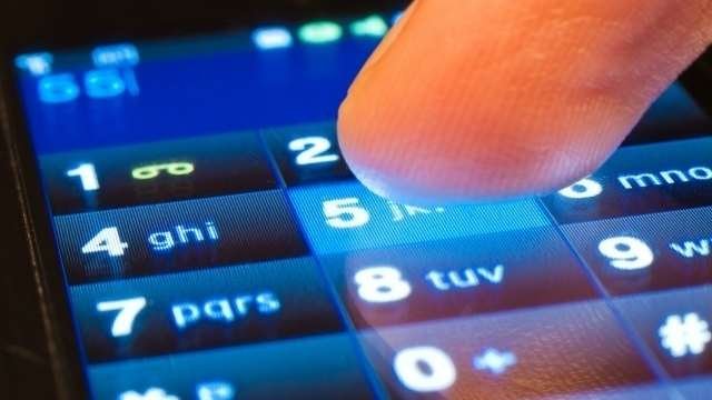  Escrocheria „număr greșit” revine în forță. E implicată și inteligența artificială. E prea greu de oprit