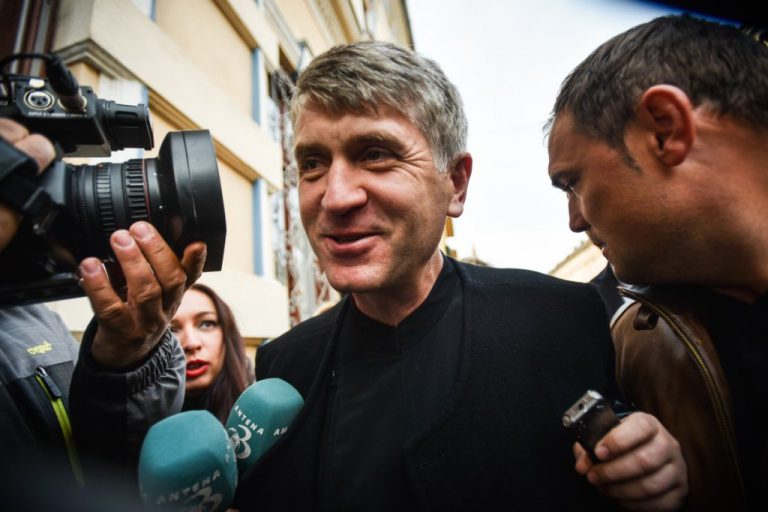 Cel mai cunoscut bărbat acuzat de pedofilie din România tânjește să-l atingă George Simion