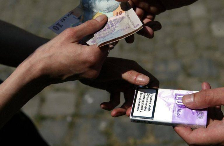 O ieșeancă a fost amendată cu 10.000 de lei pentru câteva pachete de țigări în plus la vamă