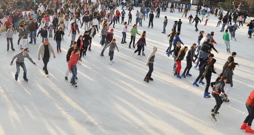  Copil curentat pe un patinoar din Ploieşti. Poliţia a constatat deficienţe la instalaţia electrică