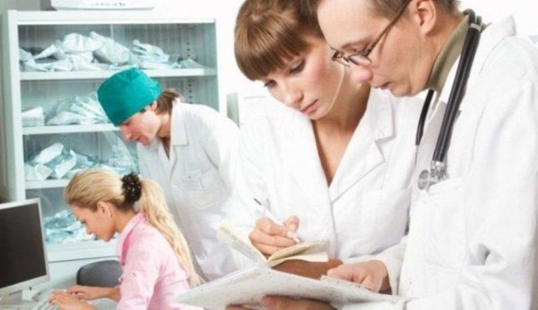Medicii rezidenți care lucrează în spitale private nu vor mai fi plătiţi de stat, ci de unitatea în care îşi desfăşoară activitatea