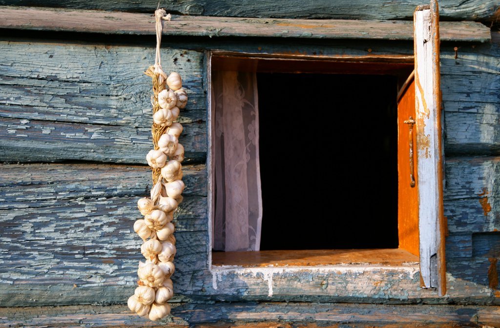  Uşi unse cu usturoi la toc şi toate cănile din casă întoarse cu gura în jos noaptea